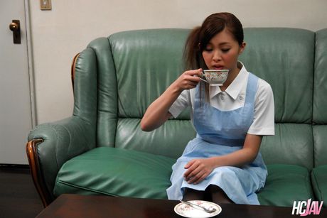 Asiatisk sygeplejerske Aya Suzuki får sin fisse fyldt i en trekant