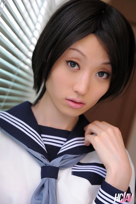 Asiatisk dukke Mizuki får sin behårede fisse og røv kneppet i stuen