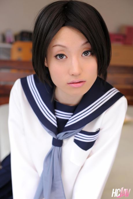 Asiatisk dukke Mizuki får sin behårede fisse og røv kneppet i stuen