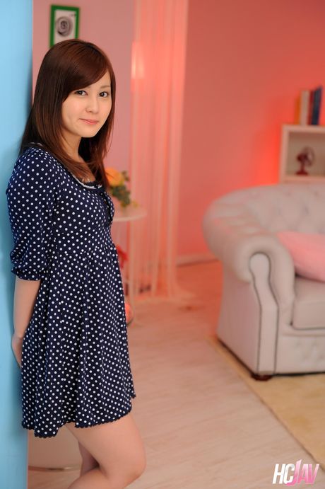 Asiatisk pige Hikaru Ayami får sin behårede fisse kneppet af sine venner