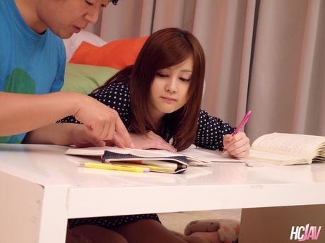 Asiatisk pige Hikaru Ayami får sin behårede fisse kneppet af sine venner