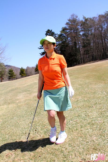 H: De asiatiske golfspillere Erika Hiramatsu, Nana Kunimi og Nao deler en dildo på banen