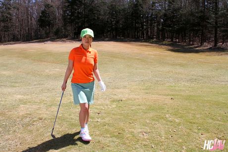 De asiatiske golfspillere Erika Hiramatsu, Nana Kunimi og Nao deler en dildo på banen