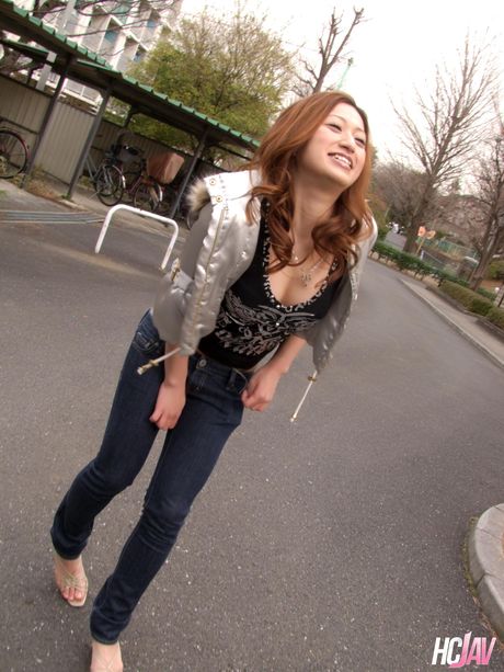 アジアの女の子セリナは、チンコをしゃぶってオナニーする前に裸になります