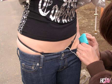 アジアの女の子セリナは、チンコをしゃぶってオナニーする前に裸になります