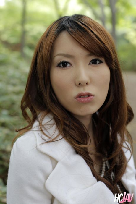 Brunøjede søde Yui Hatano onanerer med en vibrator udendørs