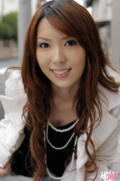 棕眼美女波多野結衣在戶外用震動器自慰