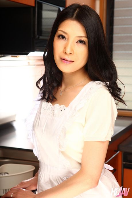 アジア人主婦の相澤かなが巨乳を露わにしてキッチンでポーズをとる