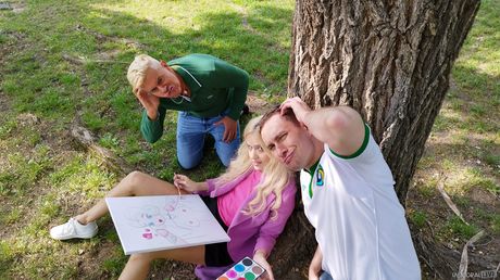 金髮俄羅斯女孩 Kira Queen 在後院被兩個男人幹