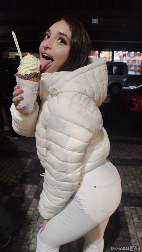 Sød mørkhåret Sara Diamante får sin røv og fisse fyldt med sæd