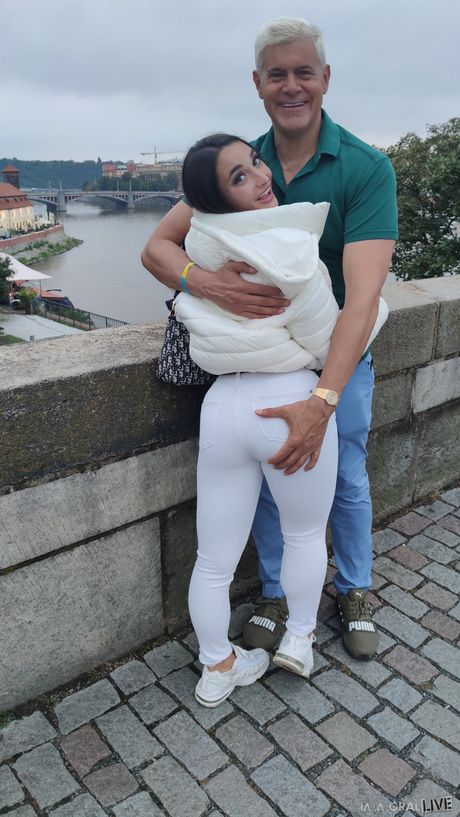 Sød mørkhåret Sara Diamante får sin røv og fisse fyldt med sæd