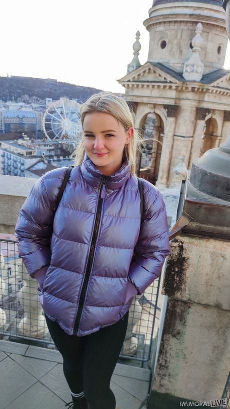 Blond amerikansk søde Eliza Eves får sin fisse fyldt med en dildo og en pik