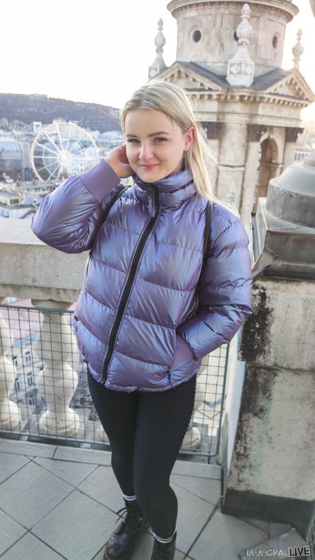 Blond amerikansk søde Eliza Eves får sin fisse fyldt med en dildo og en pik