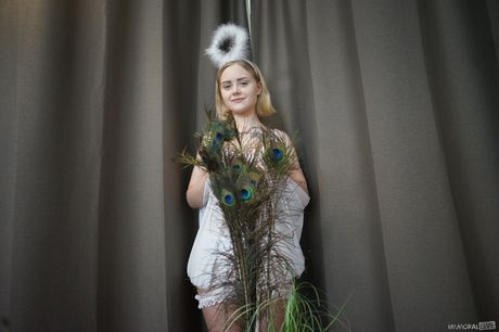 Blond ukrainsk coverpige Emily Cutie sutter på en dildo før analsex