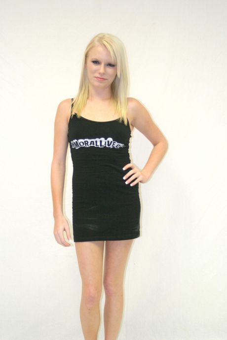 Blond amerikansk søde Elaina Raye onanerer med en vibrator, mens hun har sex