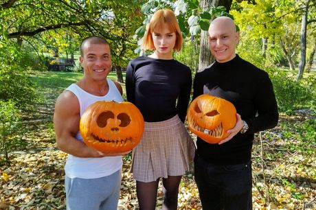 Blond Dolly Dyson bliver dobbeltkneppet under en Halloween-trekant