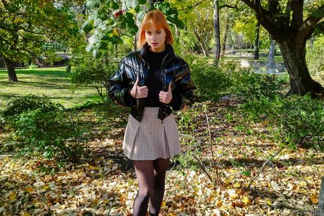 Blond Dolly Dyson bliver dobbeltkneppet under en Halloween-trekant