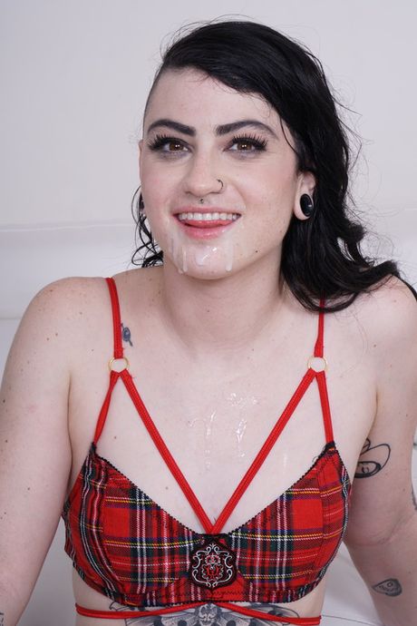 入れ墨をしたカナダのブルネットのリディア・ブラックは黒人男性にダブルファックされる