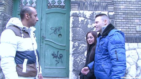 Nomi Melone bliver dobbeltkneppet af to sorte fyre i en trekant