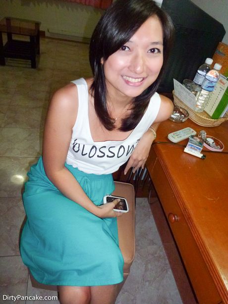 Asiatisk pige pandekage barberer sin fisse på badeværelset, før hun onanerer