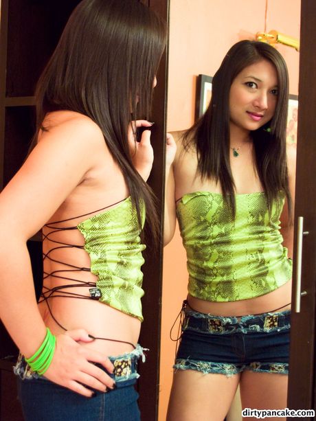 Asiatisk babe Pancake afslører sine petite små bryster og gnider sin fisse i en solo