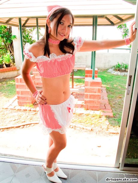 Asiatisk pige Pancake viser sine små bryster og poserer i en stuepige