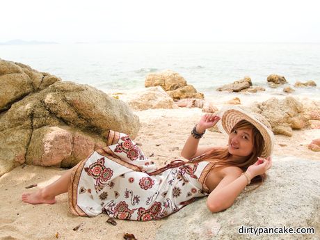 Den asiatiske covergirl Pancake tager sin sarongkjole af og afslører sin sexede røv udendørs