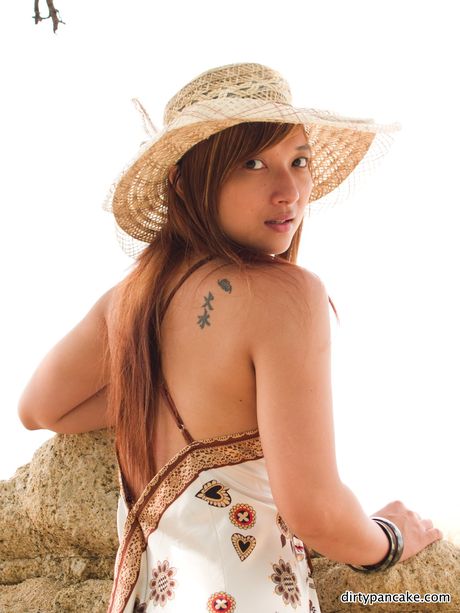 Den asiatiske covergirl Pancake tager sin sarongkjole af og afslører sin sexede røv udendørs