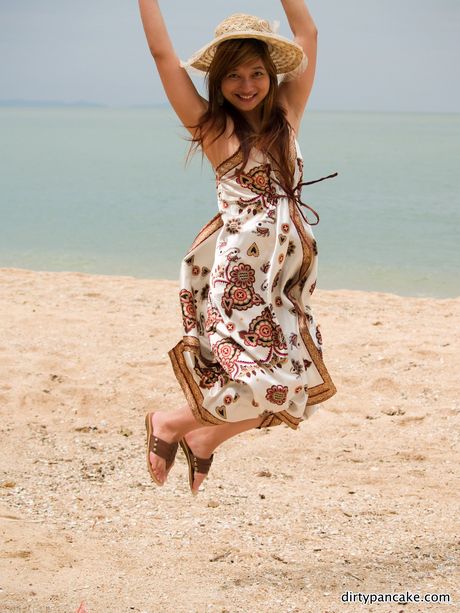 Den asiatiske covergirl Pancake tager sin sarongkjole af og afslører sin sexede røv udendørs