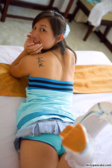 Asiatisk teenager Pancake bliver nøgen på en seng før hun onanerer