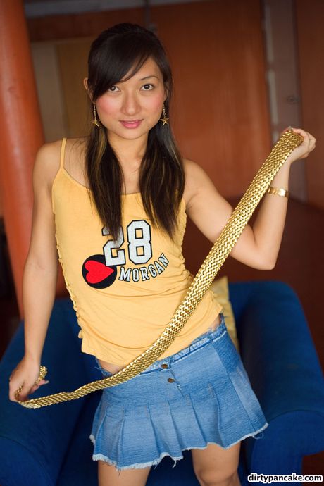 Asiatisk teenager pandekage går nøgen før onani