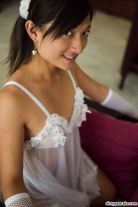 Asiatisk teenager Pancake tager sit lingeri af og viser sin lækre røv