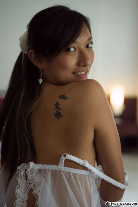 Asiatisk teenager Pancake tager sit lingeri af og viser sin lækre røv