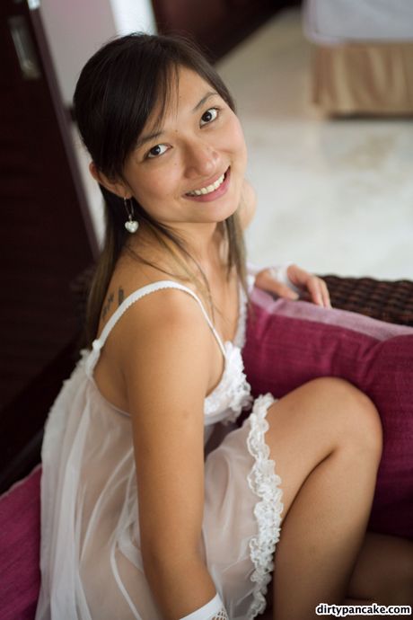 Asiatisk teenager Pancake tager sit lingeri af og viser sin lækre røv