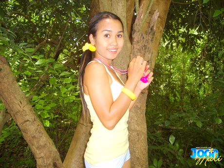 泰國封面美女 Joon Mali 在森林裡赤身裸體躺在毯子上