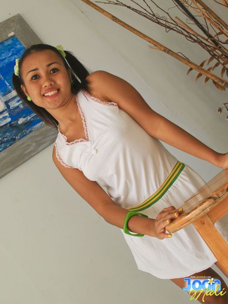 亞洲寶貝 Joon Mali 在脫光衣服之前玩弄了一罐傻繩