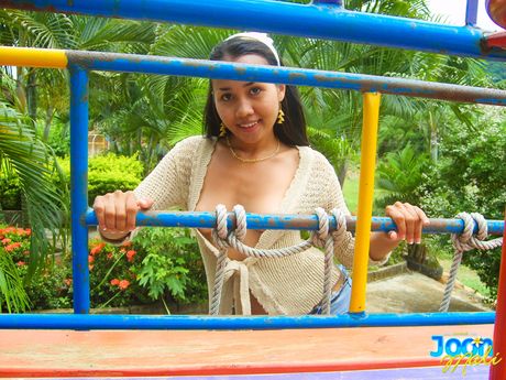 Asiatisk teenager Joon Mali stripper i skoven og viser sin perfekte røv frem