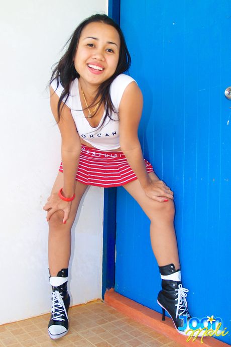 迷人的亞洲少女 Joon Mali 展示了她的小乳房和光禿禿的陰部