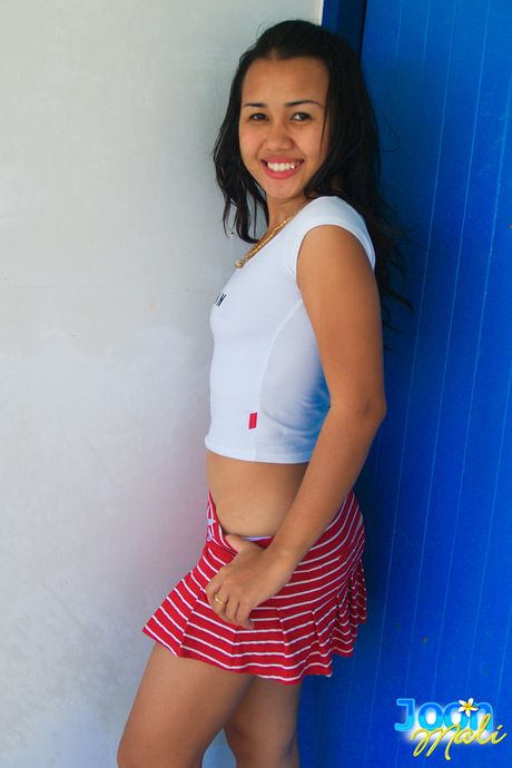 迷人的亞洲少女 Joon Mali 展示了她的小乳房和光禿禿的陰部