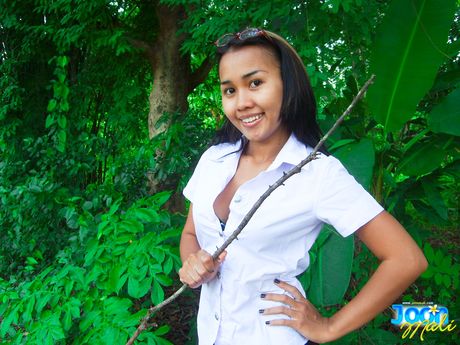 Fantastisk thailandsk dukke Joon Mali stripper sit tøj og fremhæver sin perfekte røv udendørs