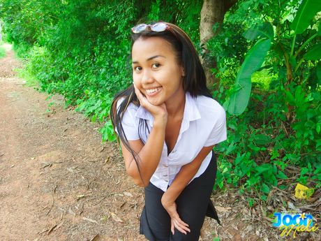 Fantastisk thailandsk dukke Joon Mali stripper sit tøj og fremhæver sin perfekte røv udendørs