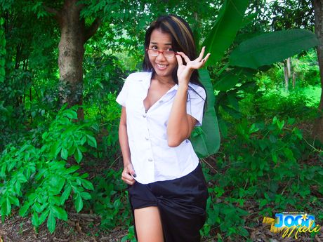 Fantastisk thailandsk dukke Joon Mali stripper sit tøj og fremhæver sin perfekte røv udendørs