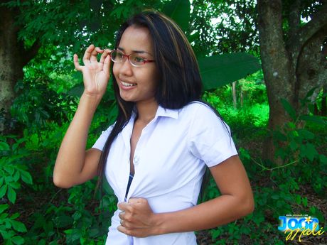 Fantastisk thailandsk dukke Joon Mali stripper sit tøj og fremhæver sin perfekte røv udendørs