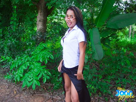 Fantastisk thailandsk dukke Joon Mali stripper sit tøj og fremhæver sin perfekte røv udendørs