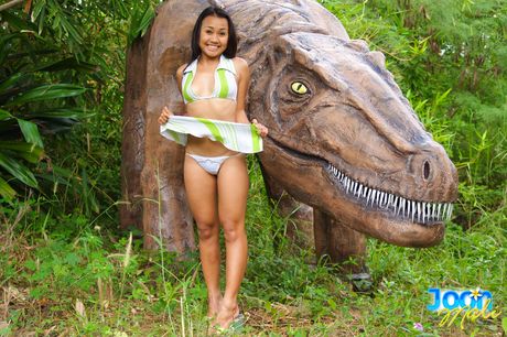 J: 驚艷亞洲女孩 Joon Mali 在戶外展示她嬌小的胸部和完美的陰部