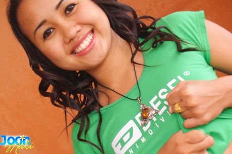 亞洲女孩 Joon Mali 赤身裸體，身穿白色襪子和運動鞋