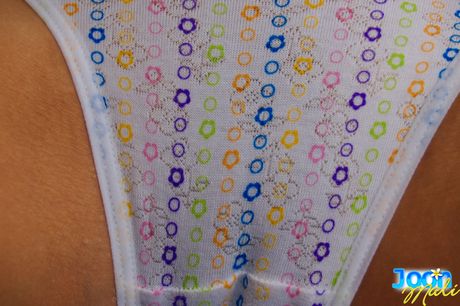 亞洲女孩 Joon Mali 赤身裸體，身穿白色襪子和運動鞋