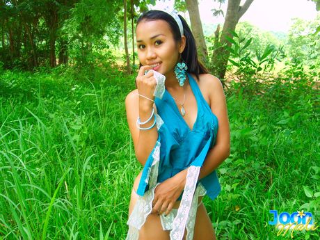 Ødelæggende asiatisk teenager Joon Mali stripper og viser sin udraperede figur frem i naturen