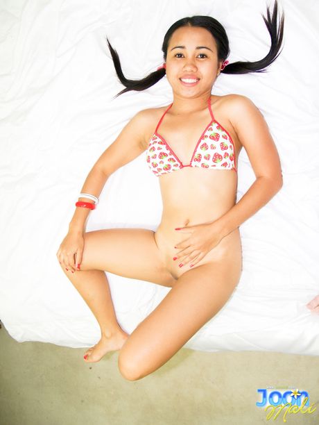 漂亮的泰國娃娃 Joon Mali 穿著比基尼展示她嬌小的乳房