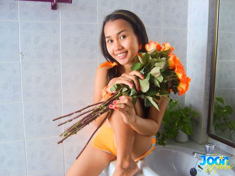 Asiatisk teenager Joon Mali nøgner sig inden han tager et bad på et badeværelse